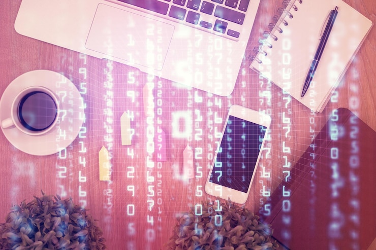 Foto doble exposición del tema tecnológico dibujando sobre la mesa de trabajo vista superior concepto de análisis de datos globales