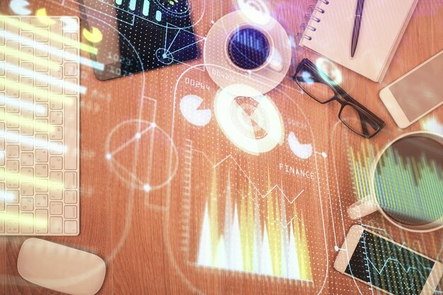 Doble exposición del tema tecnológico dibujando sobre la mesa de trabajo Vista superior Concepto de análisis de datos globales