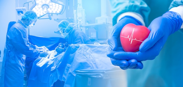 Foto doble exposición varios cirujanos que rodean al paciente en la mesa de operaciones durante su trabajo y un médico o cirujano sosteniendo un corazón, concepto de atención médica.