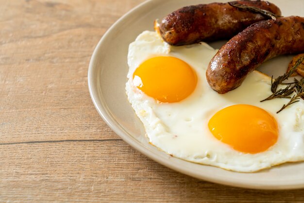 Doble huevo frito casero con salchicha de cerdo frita - para el desayuno