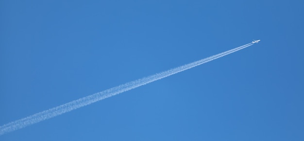 doble vía en el cielo desde un avión a reacción
