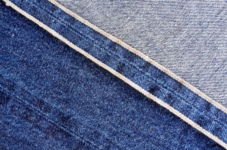 Foto dobra as calças jeans vintage como pano de fundo.