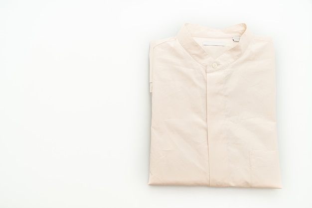 dobra da camisa bege isolada no fundo branco