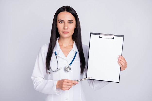 Doc profissional senhora apontar com caneta papel branco na prancheta