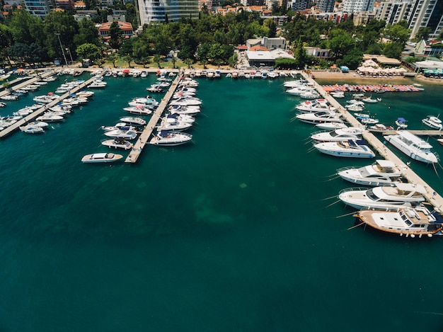 Doca de barcos e porto de iates em budva montenegro foto aérea do drone