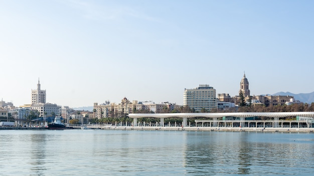 Doca do porto de Málaga em um dia ensolarado. Andaluzia, Espanha