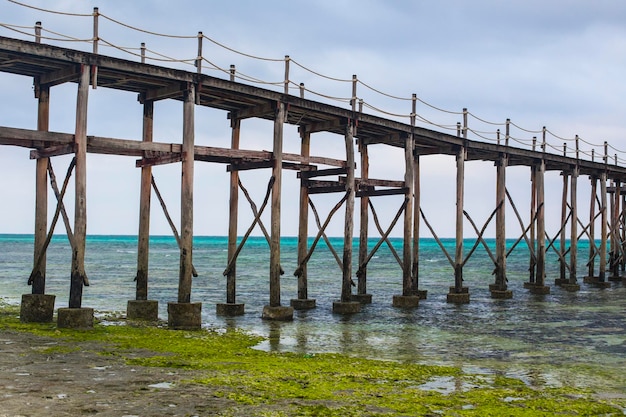 Doca marítima de madeira que se estende até o mar, Nungwi, Zanzibar, Tanzânia