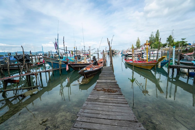 Docas de pescadores locais na ilha de Samui