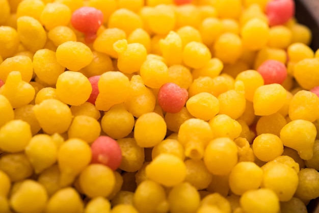 Doce boondi ou bundi na forma crua, ingrediente principal do motichoor laddoo ou pode comer como está. comida indiana. servido em uma tigela. foco seletivo