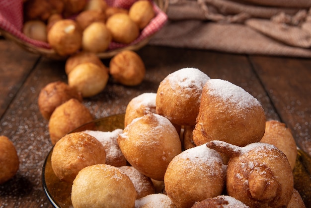 Doce brasileiro chamado bolinho de Chuva, um coberto de açúcar em madeira rústica