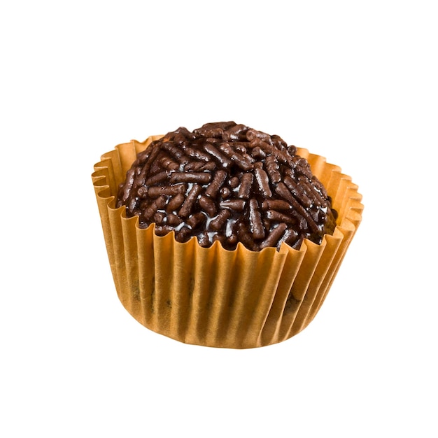 Doce brasileiro vegano chamado bolas de chocolate brigadeiro isoladas em fundo branco