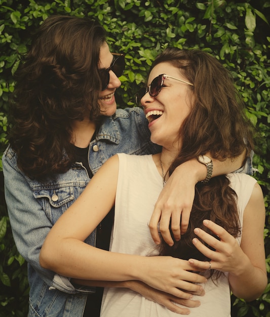 Foto doce casal de lésbicas apaixonado