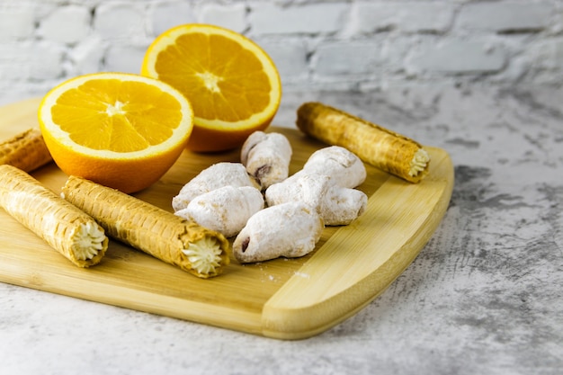 Doce caseiro e laranja na placa de madeira