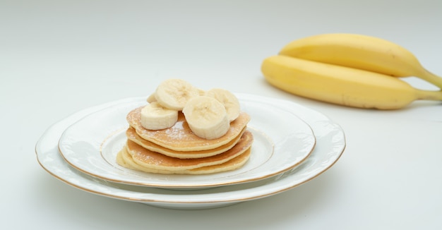 Doce caseiro pilha de panquecas com banana