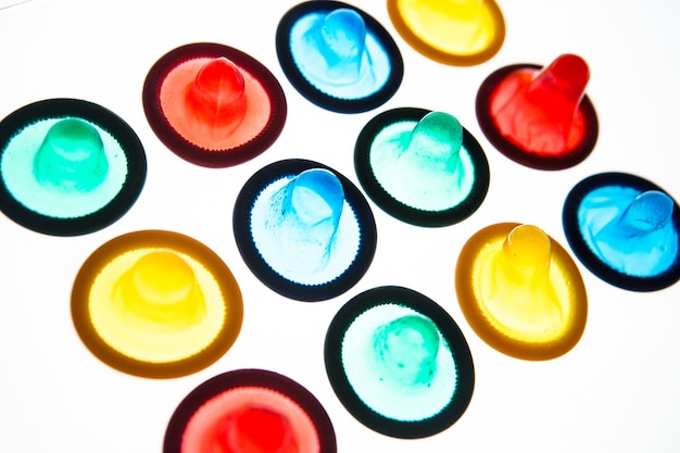 Doce condones de colores brillantes