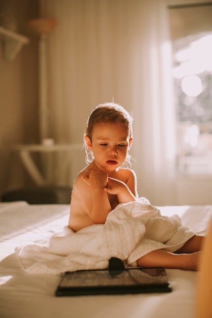 Doce, curly, menininha, com, um, toalha, sobre, dela, molhados, corporal, localização, em, um, quarto, após, chuveiro