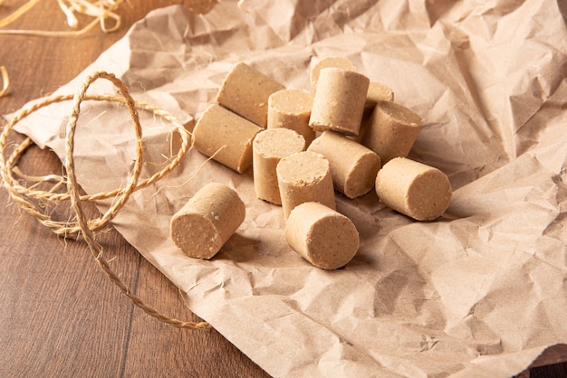 Doce de amendoim (paçoca ou pacoca) Tradicional doce brasileiro à base de amendoim, disposto em papel pardo sobre uma mesa. Foco seletivo.