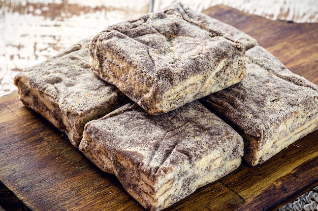 Doce de chocolate brasileiro, servido em casamentos e eventos, chamado de palha italiana