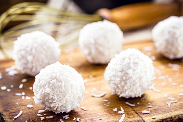 Doce de coco caseiro, bolas de coco branco sem açúcar feitas com leite de coco, doce vegan