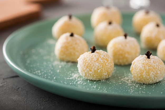 Foto doce de coco para festa beijinho doce tradicional brasileiro