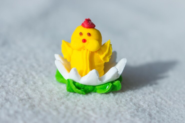 Foto doce de frango em fundo branco. decoração de páscoa. férias de primavera. doces decorativos.