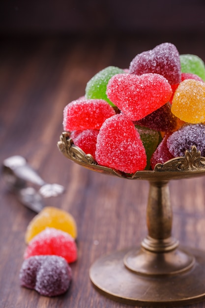 Foto doce de fruta colorida em açúcar em forma de coração