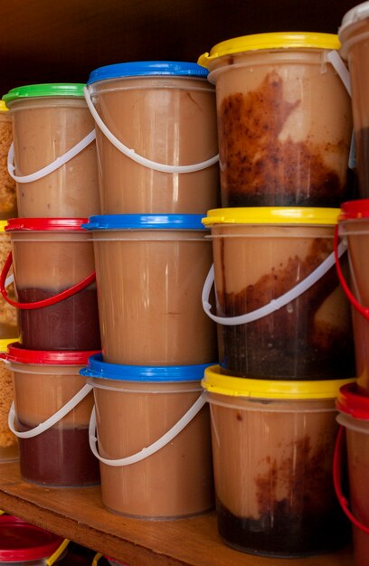 Foto doce de leite artesanal à venda em potes plásticos doce da culinária brasileira para sobremesa