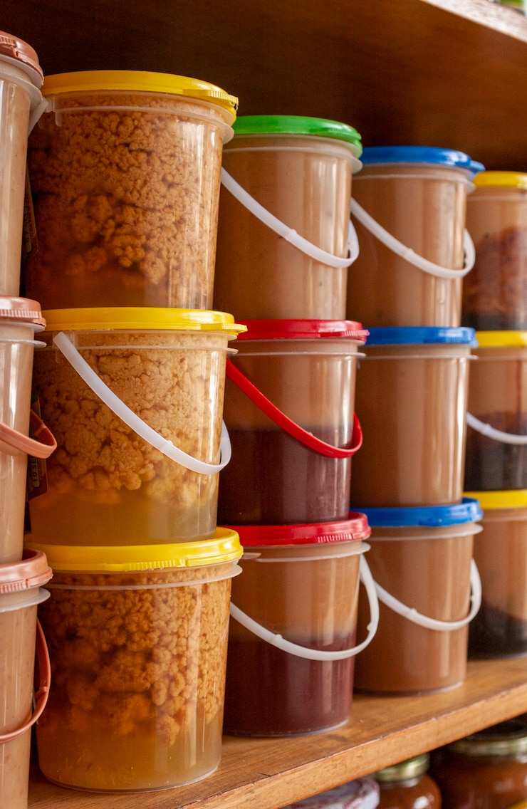 Foto doce de leite artesanal à venda em potes plásticos doce da culinária brasileira para sobremesa