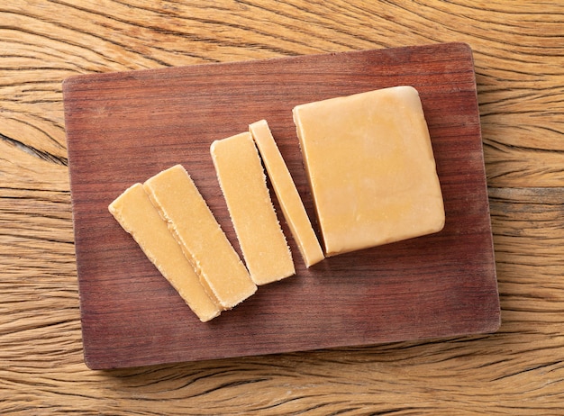 Doce de Leite oder Dulce de Leche traditionelle südamerikanische Milchbonbons über Holzbrett