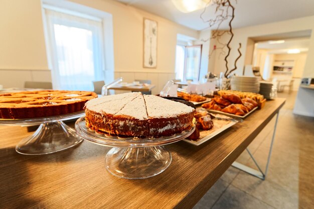 Doce de maçã ou torta de limão no café ou padaria. variedade de bolos na pastelaria. seleção de comida caseira no café da manhã. delicioso deserto assado fresco. gourmet e cozinha para catering