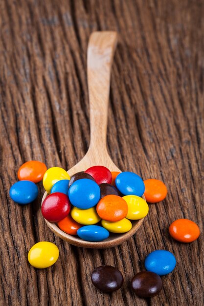 Doce doce chocolate em colher na mesa de madeira