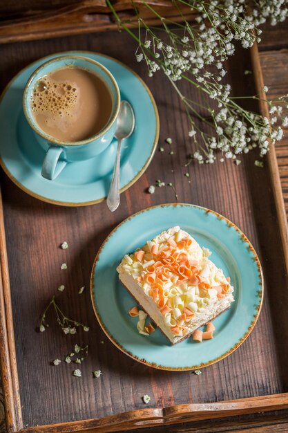 Doce e saboroso merengue servido em porcelana