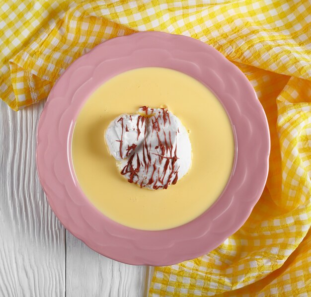 Foto doce elegante sobremesa francesa no prato