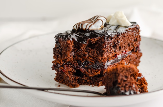 Doce fatia de bolo de chocolate no fundo branco