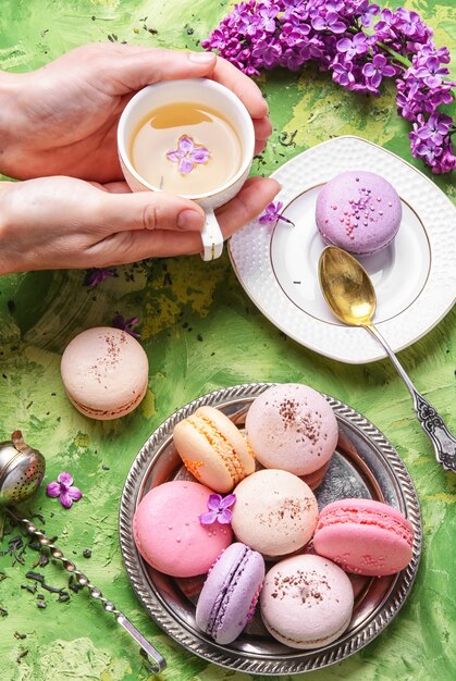 Doce francês macaroons e chá