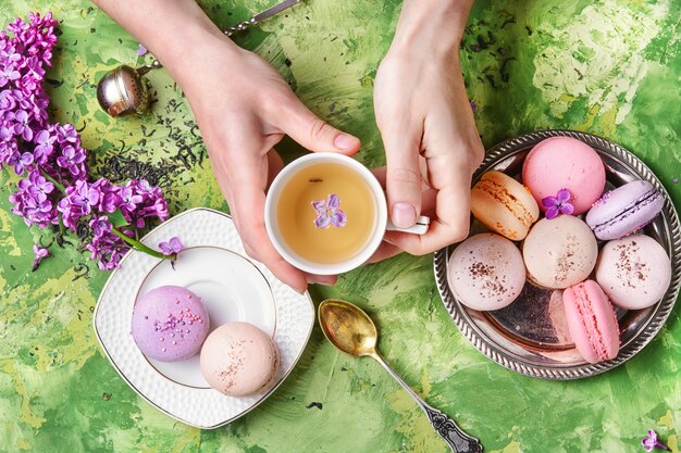 Doce francês macaroons e chá