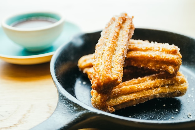 Doce frita com salada de chocolate