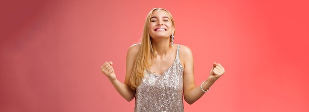 Doce gosto ganhar encantadora menina loira feliz regozijando-se triunfante levante a cabeça feche os olhos sorrindo broa