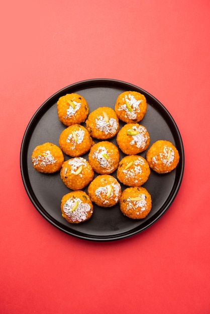 Doce indiano motichoor laddooÃƒÂ‚Ã‚Â ou Bundi laddu feito de farinha de grama bolinhas muito pequenas ou boondis que são fritas e embebidas em xarope de açúcar antes de fazer bolinhas