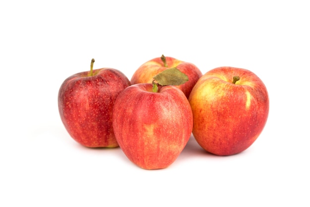 doce maçã vermelha isolada no fundo branco