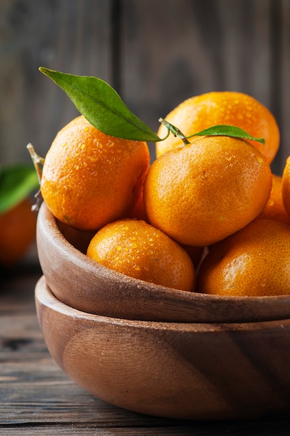 Doce mandarim laranja fresco na mesa de madeira