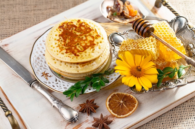 Doce mel de abelha em uma composição