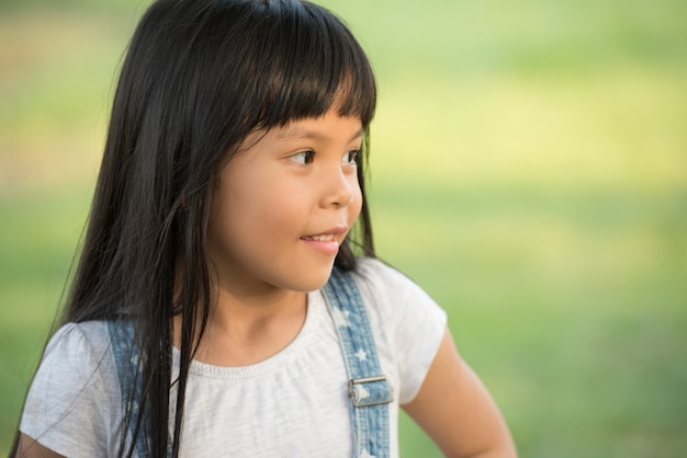 Doce menina ao ar livre com o vento