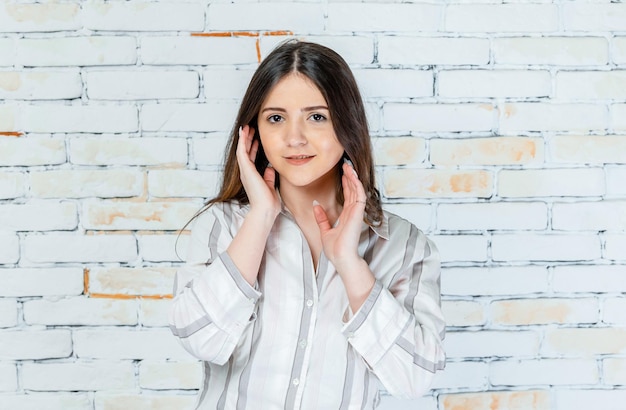 Doce menina fica filho fundo cinza Foto de alta qualidade