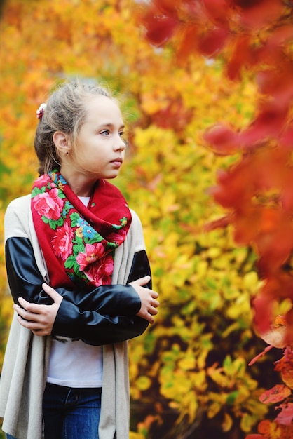 Foto doce menina pré-adolescente feliz na floresta de outono