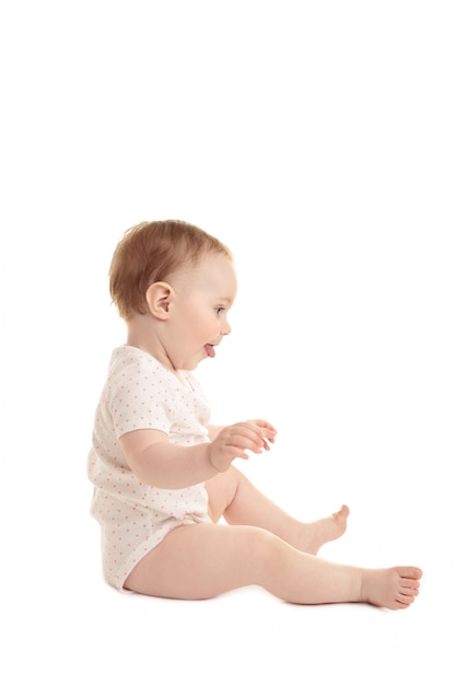 Doce menina sentada isolado no fundo branco