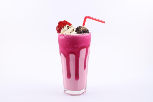 Doce milkshake sorvete de morango e frutas vermelhas