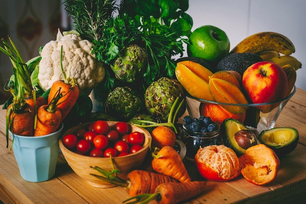 Doce mistura de frutas e legumes bio orgânicos crus em cima da mesa. Conceito de nutrição de dieta de estilo de vida de comida saudável. Perda de peso ômega comida natural em humor colorido de sombra escura. Colha produtos agrícolas