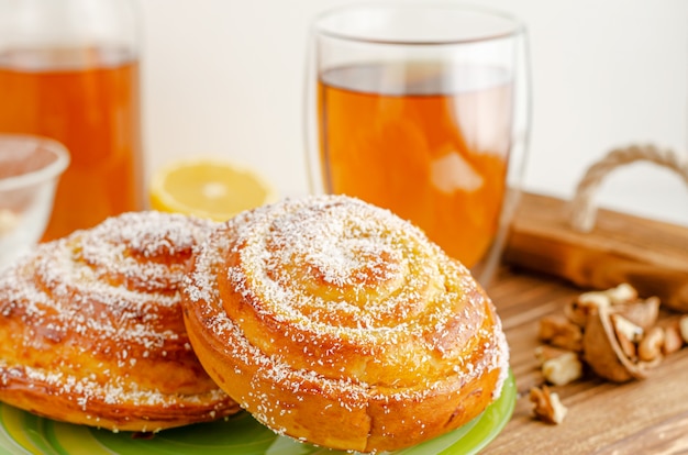 Doce padaria caseira. Pão enrolado com coco ralado e nozes. Alimentos não saudáveis.