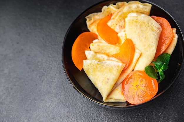 Doce panqueca fina crepe de frutas caqui feriado de entrudo Maslenitsa sobremesa café da manhã panquecas